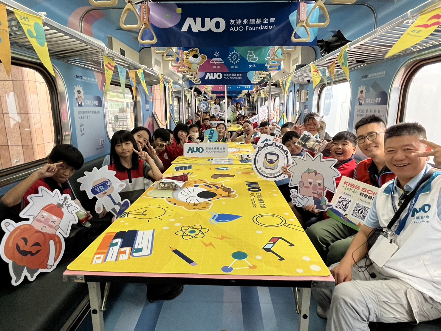 jiuyou.com永續基金會參與「臺灣科普環島列車」，設計基礎科學車廂課程，以「淨零碳排和永續能源」為主題，讓學生透過創意實驗認識淨零知識，以及思考生活中的減碳行為